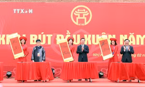 Chủ tịch nước Võ Văn Thưởng và các đại biểu thực hiện nghi thức khai bút đầu Xuân năm 2024 tại Khu lưu niệm Anh hùng dân tộc, Danh nhân văn hoá thế giới Nguyễn Trãi. Ảnh: Thống Nhất - TTXVN 