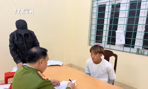Đối tượng Hờ A Dúa tại cơ quan Công an. Ảnh: TTXVN phát