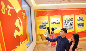 Kỷ niệm 94 năm Ngày thành lập Đảng Cộng sản Việt Nam (3/2/1930 – 3/2/2024), mừng xuân mới Giáp Thìn 2024, từ ngày 1/2/2024, tại Nhà Triển lãm 93 Đinh Tiên Hoàng (Hoàn Kiếm, Hà Nội), Sở Văn hóa - Thể thao Hà Nội tổ chức triển lãm "Đảng cho ta mùa Xuân". Ảnh: Thanh Tùng – TTXVN