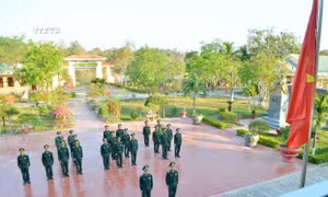 Lễ chào cờ chủ quyền đầu năm mới ở Đồn Biên phòng Đắk Ruê (Bộ đội Biên phòng tỉnh Đắk Lắk). Ảnh: TTXVN phát