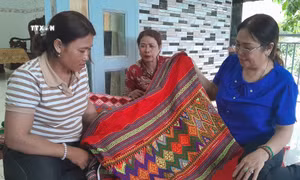 Phụ nữ dân tộc S'tiêng ở Bình Phước gìn giữ nghề dệt thổ cẩm truyền thống. Ảnh: K GỬIH - TTXVN