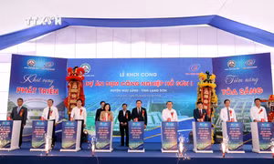 Lãnh đạo tỉnh Lạng Sơn, huyện Hữu Lũng và các đại biểu, nhà đầu tư thực hiện nghi thức khởi công dự án. Ảnh: Văn Đạt - TTXVN
