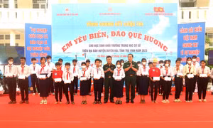 Trao học bổng cho học sinh có hoàn cảnh khó khăn học giỏi huyện Duyên Hải, Trà Vinh. Ảnh: ThanH Hòa - TTXVN