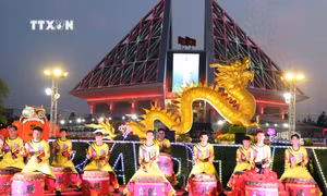 Sôi nổi các hoạt động chào mừng khai mạc Vườn hoa Xuân Giáp Thìn năm 2024 tại Quảng trường 16 tháng 4. Ảnh: Công Thử - TTXVN 