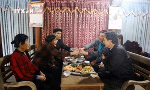 Một gia đình người Nguồn quây quần bên mâm cơm báo hiếu cha mẹ. Ảnh: TTXVN phát