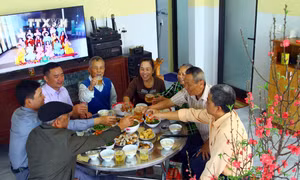 Người dân khu tái định cư thôn Áng Sơn, xã Vạn Ninh, huyện Quảng Ninh (Quảng Bình) ăn tất niên trong ngôi nhà mới. Ảnh: Tá Chuyên - TTXVN