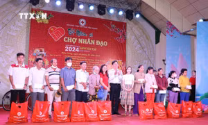 Trao quà Tết cho hộ nghèo tại thành phố Mỹ Tho (Tiền Giang). Ảnh: Minh Trí - TTXVN