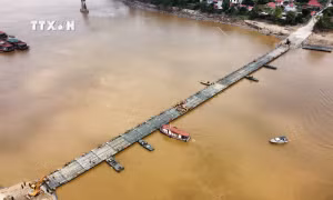 Vụ sập cầu Phong Châu: Lắp đặt cầu phao dã chiến phục vụ đi lại của người dân