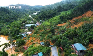 Sạt lở vùi lấp một số xe ô tô đang lưu thông trên đường