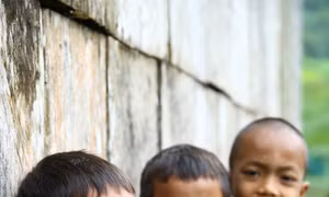 Nụ cười thế hệ tương lai người Rục (thuộc dân tộc Chứt) sinh sống chủ yếu ở xã Thượng Hóa, huyện miền núi Minh Hóa (Quảng Bình). Hơn 60 năm kể từ ngày được phát hiện và bước ra từ hang đá, với sự quan tâm của Đảng và Nhà nước, người Rục đã vươn lên, xóa bỏ dần những mặc cảm, âu lo trước cuộc sống từng bấp bênh “như ngọn đèn trước gió”… (Phóng sự chuyên đề: Người Rục nơi đại ngàn Trường Sơn, Báo ảnh Dân tộc và Miền núi số 12/2023). Ảnh: An Thành Đạt 