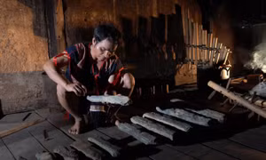 Nghệ nhân A Huynh, người thổi hồn vào nhạc cụ đàn đá