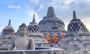  Tăng ni phật tử hành hương về ngôi đền Phật giáo lớn nhất thế giới Borobudur 