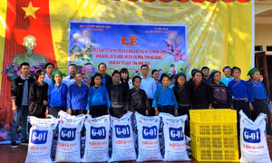 Mang Tết sớm đến với Tả Nhìu 