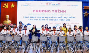 Thanh niên TTXVN trao học bổng cho học sinh nghèo vượt khó ở Đồng Nai