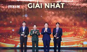 Trao giải Cuộc thi và Triển lãm ảnh nghệ thuật cấp quốc gia “Tự hào một dải biên cương”