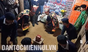 Điệu múa bắt ba ba là điệu múa không thể thiếu trong Tết nhảy của đồng bào Dao. Ảnh: Nam Sương