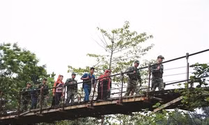 Chiến sĩ Đồn Biên phòng Leng Su Sìn trên đường tuần tra đường biên, cột mốc. Ảnh: Xuân Tiến