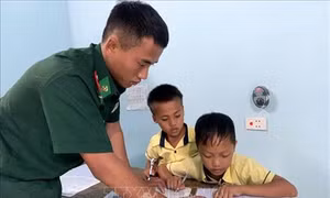 Em Vàng Lò Hừ ở bản Xà Hồ, Ky Hừ Đư ở bản Pa Ủ, xã Pa Ủ, huyện Mường Tè (Lai Châu) học sinh lớp 4, mồ côi cả cha và mẹ được Bộ độ Biên phòng nhận về nuôi ăn học. Ảnh: Việt Hoàng – TTXVN