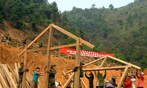 Bộ đội Biên phòng làm nhà đưa người dân La Hủ về lập bản Hà Si, ổn canh ổn cư. Ảnh: Việt Hoàng 