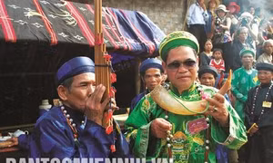Trong những dịp lễ hội truyền thống của dân tộc Cơ-tu, già làng Alăng Bảy (bên trái) đều tham gia rất tích cực. Ảnh: Tiên Sa