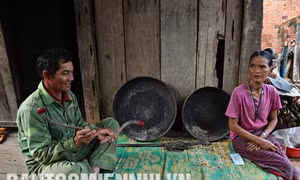 Chiêng tha là báu vật trong văn hóa của đồng bào Brâu. Ảnh: Minh Nhật