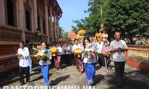 Trước khi các vật phẩm được dâng lên chư tăng thì đám rước Kathina diễu 3 vòng quanh chánh điện. Ảnh: Chanh Đa