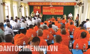 Các sư sãi, chức sắc Phật giáo Nam Tông Khmer tập huấn tại Hội nghị triển khai chính sách dân tộc - tôn giáo năm 2018. Ảnh: Sơn Hên