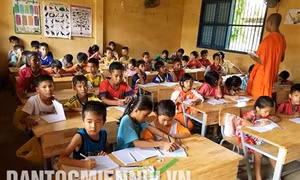 Lớp học chữ Khmer tại chùa Serey Kandal ở phường Vĩnh Phước, thị xã Vĩnh Châu. Hè năm nay chùa tiếp nhận hơn 200 em học sinh theo học từ lớp 1 đến lớp 2. Ảnh: Pon Lư