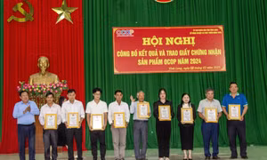 Trao giấy chứng nhận cho các chủ thể có sản phẩm được Ủy ban nhân dân tỉnh Vĩnh Long công nhận đạt OCOP 4 sao. Ảnh: Lê Thúy Hằng – TTXVN