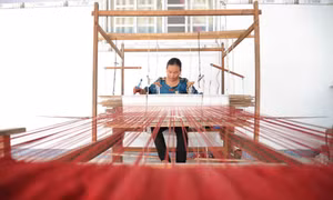 Chị Neáng Chanh Ty tỷ mẫn bên khung cửi để cho ra đời những tấm lụa thổ cẩm mang thương hiệu “Silk Khmer” nức tiếng gần xa. Ảnh: Công Mạo - TTXVN