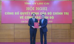 Ủy viên Bộ Chính trị, Bí thư Trung ương Đảng, Trưởng Ban Tổ chức Trung ương Lê Minh Hưng trao Quyết định của Bộ Chính trị cho Bí thư Tỉnh ủy Lào Cai Trịnh Xuân Trường. Ảnh: Hương Thu - TTXVN