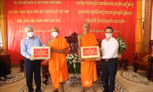 Ông Đỗ Văn Chiến, Bí thư Trung ương Đảng, Chủ tịch Ủy ban Trung ương MTTQ Việt Nam và Chủ tịch UBND thành phố Cần Thơ Trần Việt Trường tặng quà tết cho các đại biểu. Ảnh: Ngọc Thiện- TTXVN.