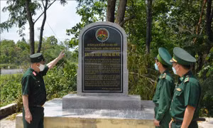 Cựu chiến binh Sư đoàn 470 cùng chiến sĩ Đồn Biên phòng Sêrêpốk dâng hương tại Nhà bia ghi danh các anh hùng liệt sĩ khu vực giáp bờ sông Sêrêpốk. Ảnh: Tuấn Anh – TTXVN