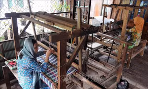 Nghề dệt thổ cẩm của đồng bào Chăm ở xã Châu Phong, thị xã Tân Châu, tỉnh An Giang đã trải qua hàng thế kỷ, được các thế hệ phụ nữ Chăm giữ gìn, phát triển bằng hình thức “mẹ truyền con nối”. Ảnh: An Hiếu - TTXVN