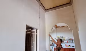 Căn nhà của bà Hà Thị Đỏ (thôn An Thạnh 1, xã An Hải, huyện Ninh Phước) bị nứt do ảnh hưởng của thi công công trình đập hạ lưu sông Dinh. Ảnh: Nguyễn Thành – TTXVN