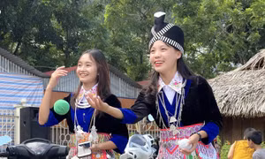 Đồng bào dân tộc Mông Lai Châu rộn ràng xuống phố vui Tết Độc lập