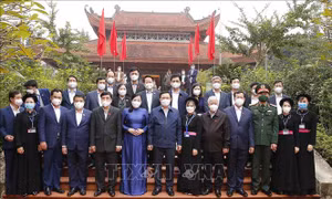 Chủ tịch Quốc hội Vương Đình Huệ chụp ảnh chung với các đại biểu tại Nhà tưởng niệm Chủ tịch Hồ Chí Minh tại An toàn khu Định Hóa. Ảnh: Doãn Tấn - TTXVN