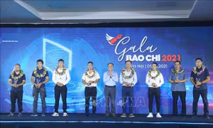 Các tác giả Top 10 giải ảnh “Khoảnh khắc báo chí 2020” nhận giải. Ảnh: Hoàng Hiếu - TTXVN