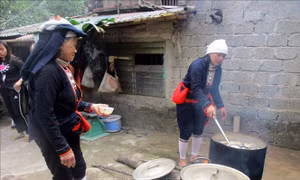 Người dân tộc Dao huyện Cẩm Thủy tụ họp đón Tết năm cùng. Ảnh: Nguyễn Nam-TTXVN