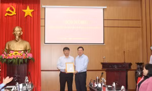 Công bố Nghị quyết về phê chuẩn ông Nông Quang Nhất giữ chức vụ Phó Chủ tịch Hội đồng nhân dân tỉnh Bắc Kạn