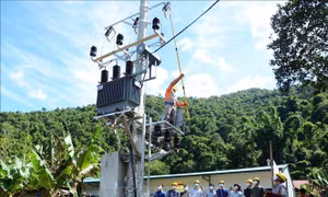 Cán bộ ngành điện Lai Châu đóng điện tại bản Phi Én, xã Tủa Sín Chải (Sìn Hồ, Lai Châu). Ảnh: Việt Hoàng - TTXVN