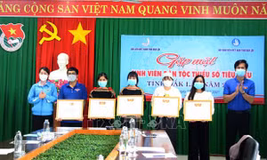 Tuyên dương sinh viên dân tộc thiểu số tỉnh Đắk Lắk đạt học lực giỏi và xuất sắc tại điểm cầu chính. Ảnh: Hoài Thu – TTXVN