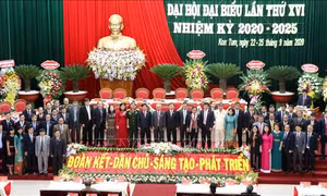 Ban Chấp hành khóa XVI Đảng bộ tỉnh Kon Tum và Đoàn đại biểu đi dự Đại hội đại biểu toàn quốc lần thứ XIII của Đảng ra mắt, nhận nhiệm vụ mới. Ảnh: Cao Nguyên-TTXVN