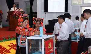 Các đại biểu bỏ phiếu bầu đại biểu đi dự Đại hội Đảng bộ tỉnh Lai Châu lần thứ XIV. Ảnh: Quý Trung - TTXVN