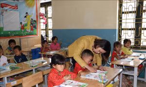 Nhiều em học sinh lớp 1 Trường Phổ thông dân tộc bán trú Tiểu học Lản Nhì Thàng, huyện Phong Thổ (Lai Châu) khó khăn khi phát âm, ghép từ. Ảnh: Đinh Thùy-TTXVN