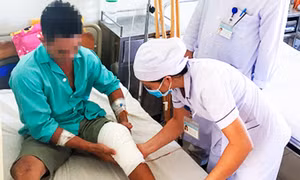 Bác sĩ thăm khám cho bệnh nhân T. Ảnh: baokhanhhoa.vn