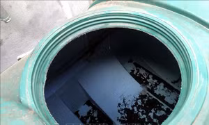 Nước mưa được người dân xã Đô Thành hứng để nấu ăn nhưng do tích lâu khiến nước có nhiều cặn bẩn, không đảm bảo sức khỏe. Ảnh: Tá Chuyên - TTXVN