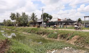 Tây Ninh báo động tình trạng ô nhiễm kênh rạch do rác thải