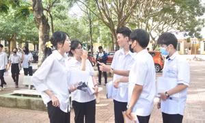 Thí sinh trao đổi bài thi tại điểm thi Trường THPT Buôn Ma Thuột thành phố Buôn Ma Thuột, Đắk Lắk).