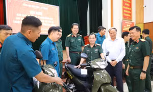Bàn giao xe mô tô cho Ban chỉ huy quân sự các xã, phường ở Cao Bằng